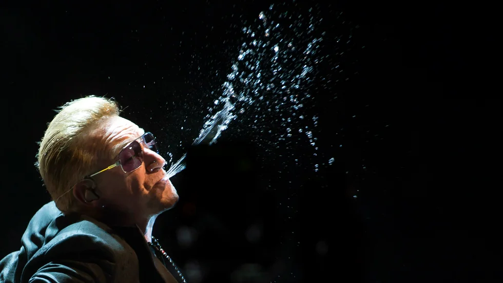 U2:s sångare Bono spottar inte ut sitt vatten när han får reda på resultatet i BBC Radio|2:s omröstning. Bilden är tagen vid en konsert i Vancouver 2015.