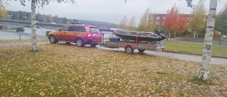 Föll i älven – räddningstjänsten plockade upp mannen: Fördes med båt till land