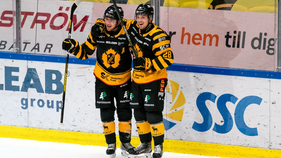 Jesper Frödén jublar efter sitt 2-0 mål i matchen mot HV71.