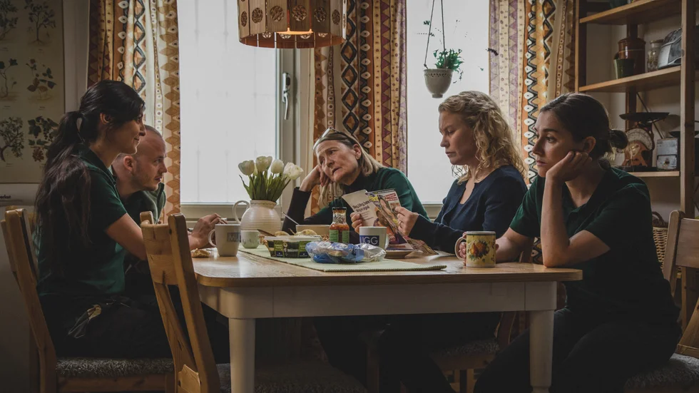 Irma von Platens (längst till höger) rollfigur börjar jobba i den lokala mataffären i "Inland". Pressbild.