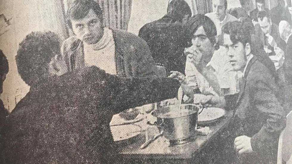 Kuriren för 50 år sedan: Efter introduktionen på SKF fick de 24 invandrarna stifta bekantskap med en helsvensk rätt – gula ärter och pannkaka. Första mötet skedde på SKF:s mäss.

