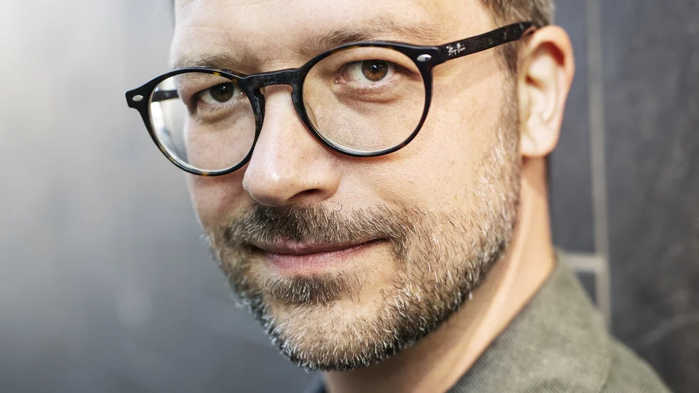 Mats Kolmisoppi skriver två berättelser som svävar utan landkänning, tycker NSD:s recensent.