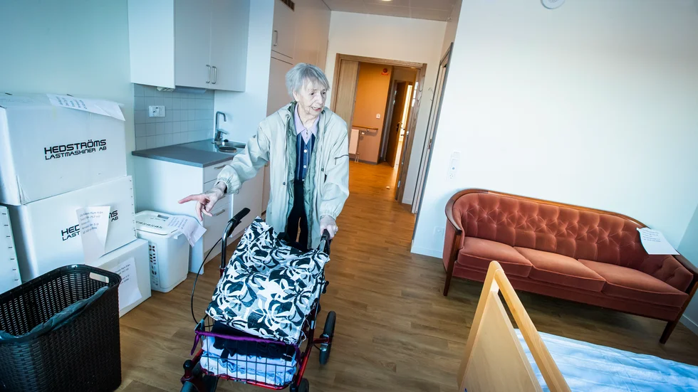"Jag gillar att möblera", utbrister 93-åriga Lillan Nilsson spontant när hon för första gången besöker sitt nya hem i Kronandalen.