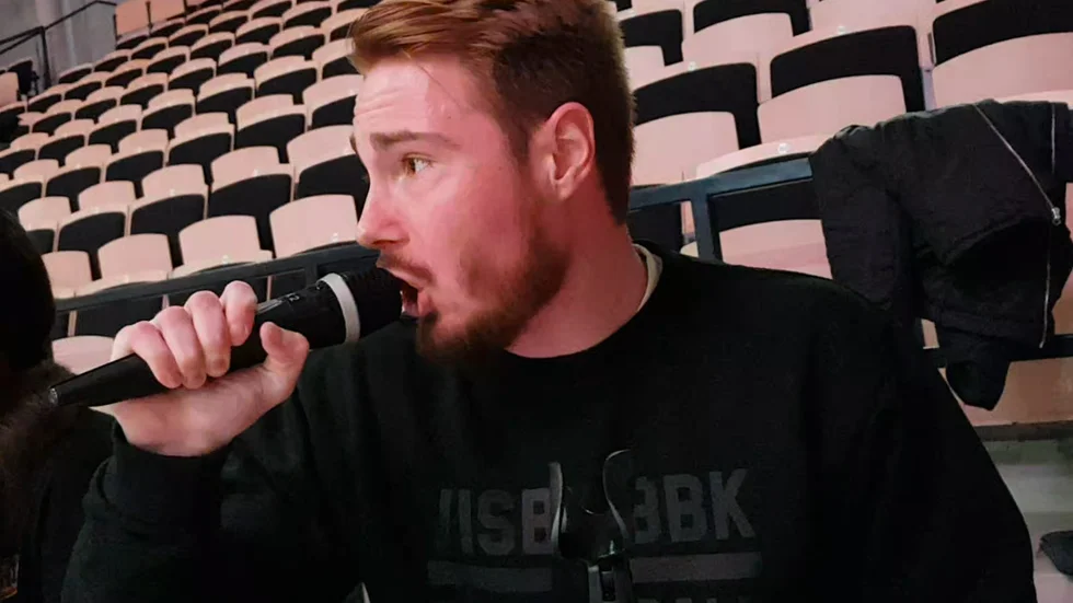 När det kommer till spelarpresentationerna före match klämmer Louie i för både kung och fosterland.