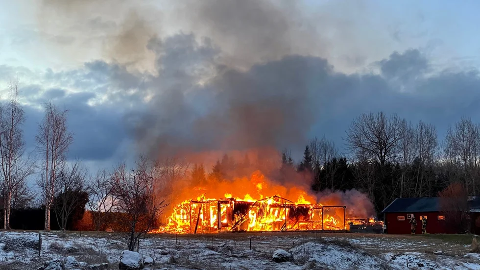 Det var strax innan klockan 06 som räddningstjänsten larmades till villabranden utanför Uppsala.