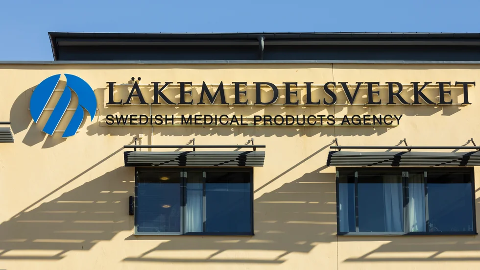 En man på ett äldreboende i Norrköping har hamnat i koma efter att ett epilepsilarm inte utlöstes. Nu har händelsen med larmet anmälts till Läkemedelsverket.