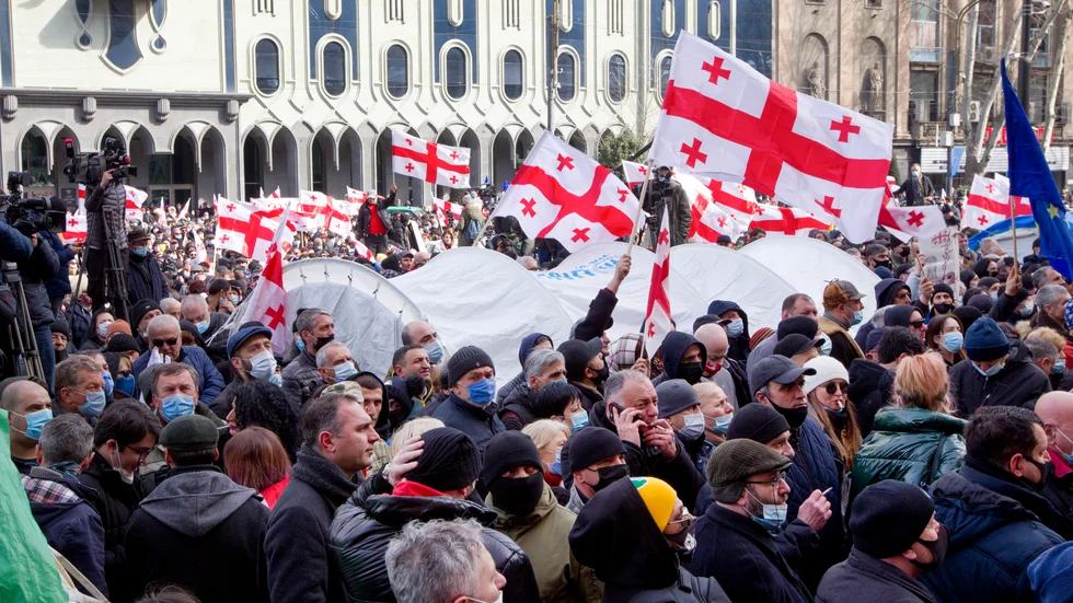 Anhängare till den gripne georgiske oppositionsledaren Nika Melia demonstrerar. Arkivbild.