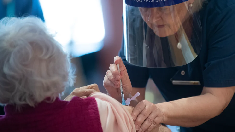 Signaturen "Orolig anhörig" ifrågasätter varför inte de allra svagaste får företräde när det nya, uppdaterade covidvaccinet nu finns tillgängligt.