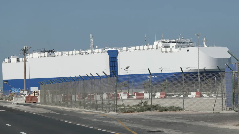 Det Israelägda fartyget MV Helios Ray lägger till i Dubai under söndagen.