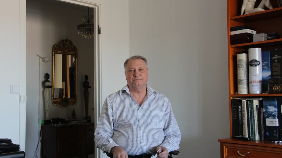 Benjamin Wallin är orolig nu när den som kan montera ihop hans elrullstol har slutat. Jag har inte fått något svar på hur jag ska kunna ta mig ut från min lägenhet, säger han.