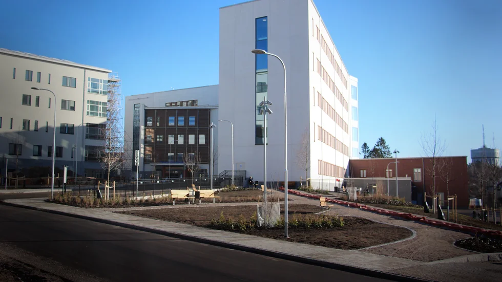 Sedan 2011 finns en förstärkt vårdgaranti för barn och unga. De ska inte behöva vänta mer än 30 dagar på ett första besök inom psykiatrin och inte mer än 30 dagar efter det, på behandling eller utredning. 