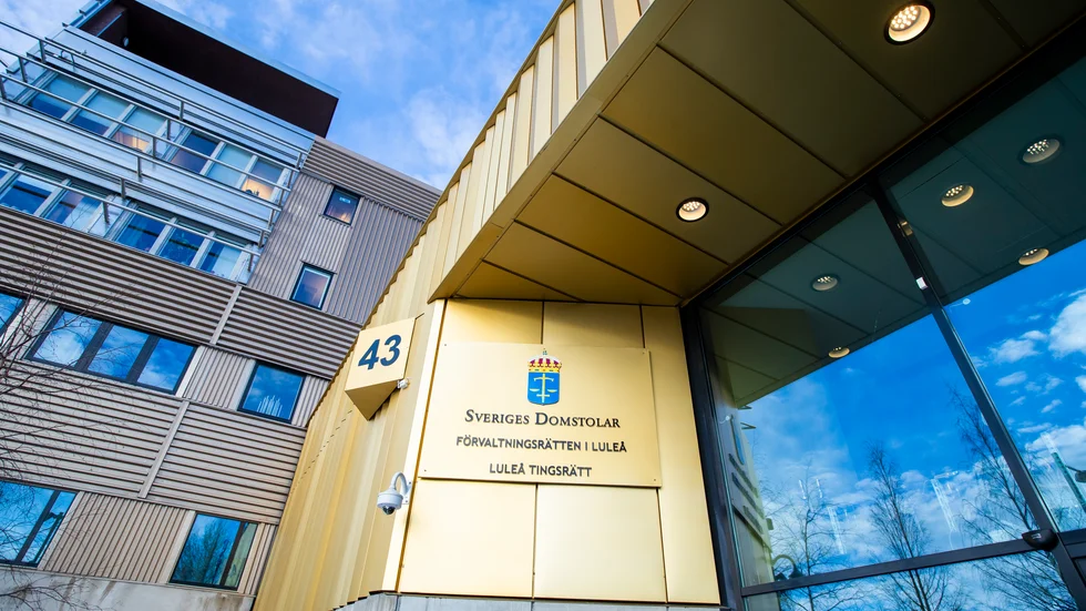 Tre män döms av Luleå tingsrätt för hot mot tjänsteman.

