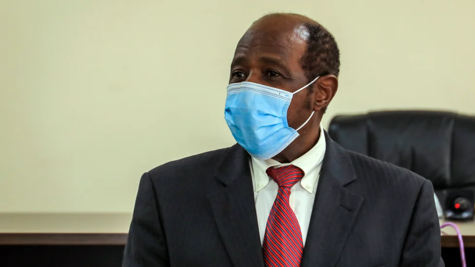 Paul Rusesabagina visas upp för medier i Rwandas huvudstad Kigali efter gripandet.