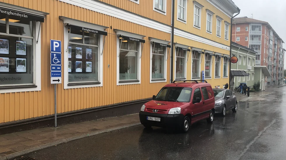 De populära korttidsplatserna utanför Fastighetsbyrån har gjorts om till handikapplatser vilket lett till att flera bilar bötfällts.