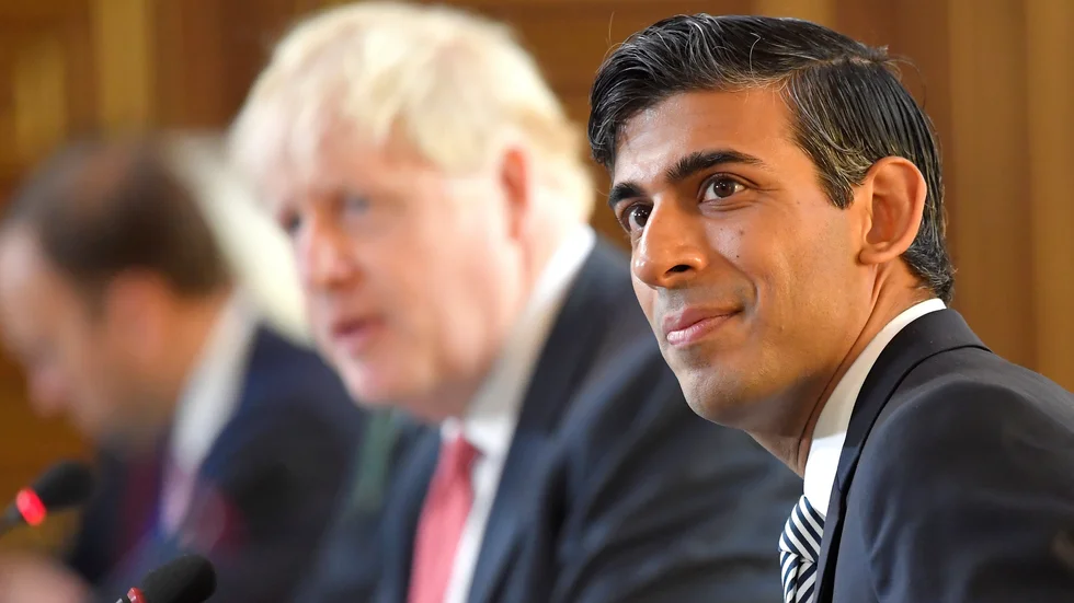 Storbritanniens finansminister Rishi Sunak vid ett regeringssammanträde i veckan. I bakgrunden premiärminister Boris Johnson.