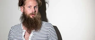 Henrik får publiken att  sjunga allsång om Kim Jong-un