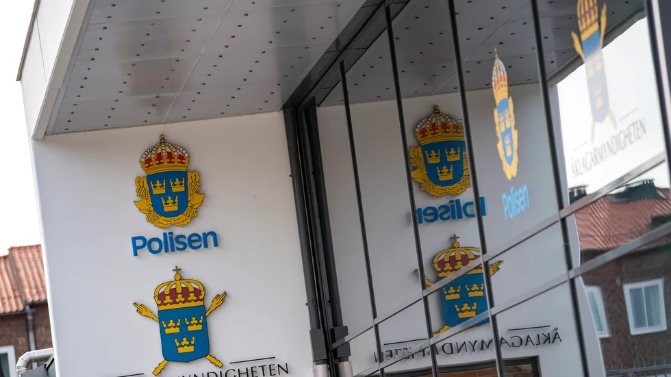 Regeringen satsar mycket på polisen men ingenting på åklagarna, enligt skribenten.