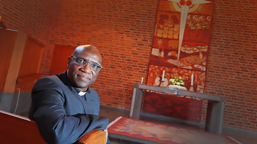 Pastor Josef Nsumbu efterlyser en mer försonlig och tolerant samtalston mellan vuxna människor. Under helgen fanns han på plats i S:t Eskilskyrkan för att stötta anhöriga till den mördade pojken.