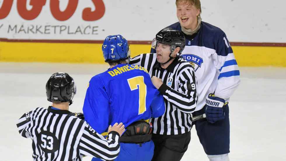 Eetu Tuulola i gurgel med en svensk under en juniorlandskamp 2016.