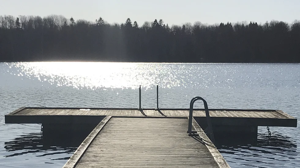 Paret utanför Björkvik får nu behålla sin flytbrygga. Bilden föreställer en annan brygga.