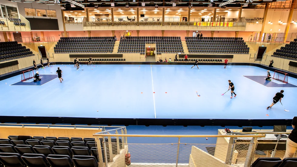 I princip tomma läktare väntar under lördagens innebandyderby. 