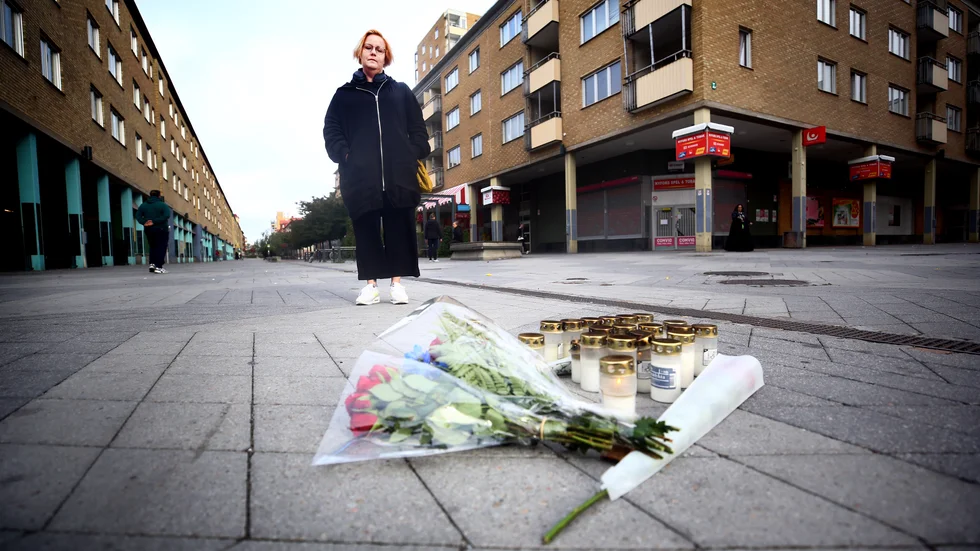 Moa Skoglöf bor i huset bredvid platsen där skjutningen skedde. Hon känner en stor sorg som så många andra boende i Nyfors.