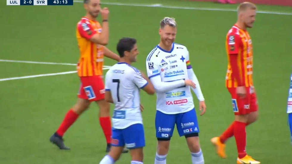 William Olausson gratuleras av Yassine Assam efter sin snygga frisparksmål. 