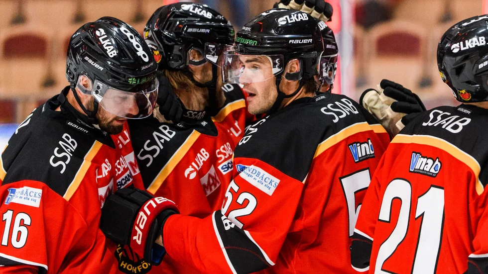 Karl Fabricius och övriga lagkamrater kunde andas ut efter 4–2-målet som sattes i öppen kasse.