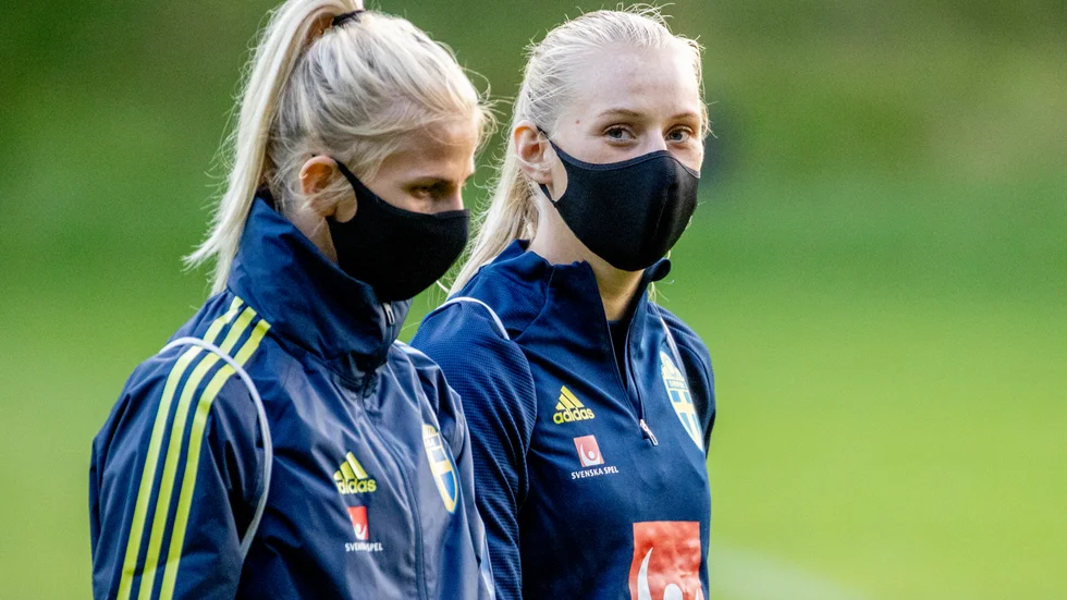 Sofia Jakobsson och Stina Blackstenius är två osäkra kort inför kvällens EM-kvalmatch. Jakobsson har inte spelat match på flera månader och Blackstenius kommer till samlingen med en lårskada.