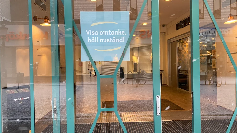 Uppmaningar om att hålla avstånd är vi vana vid. Men nu finns även en lag som ska tvinga exempelvis butiker att stoppa trängsel.