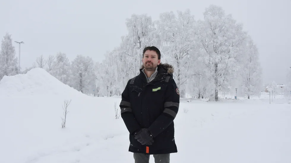 Till vänster om Kim Sundberg, Pionjären Fastighets AB, vill fastighetsbolaget bygga ett flerbostadshus i åtta våningar med cirka 43 lägenheter. I bakgrunden den för årstiden isbeklädda sjön, Bodträsket.