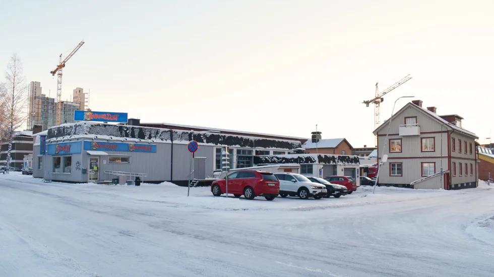 Här är tomten där Skebo ska bygga. Den ligger i hörnet Södra Järnvägsgatan/Repslagargränd.