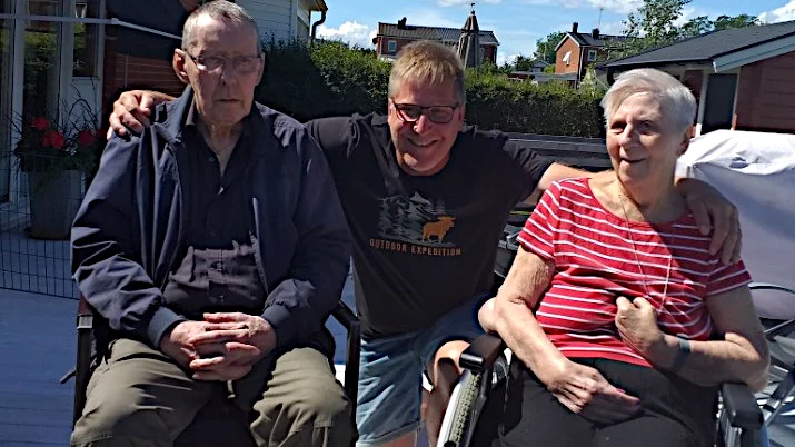 Nils och Barbro Jädersand avled båda i sviterna av Covid-19. Bilden med sonen Björn är tagen i somras.