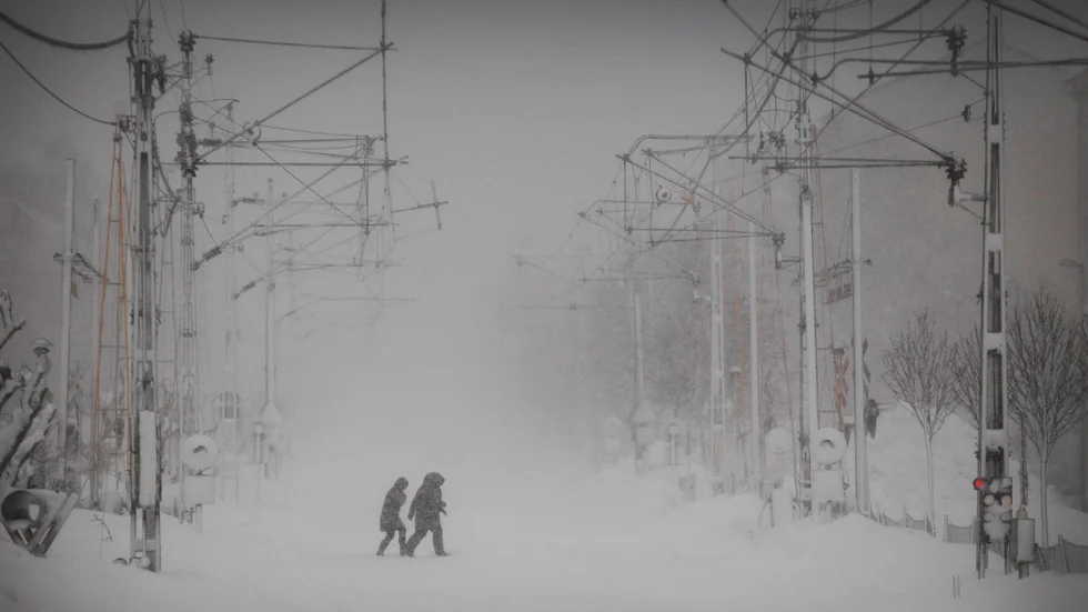 SUNDSVALL 2018: Snöoväder har dragit in över kusten i Västernorrland. Skolor har stängts och trafikanter har stora problem. 2021 har åter ovädret drabbat regionen.