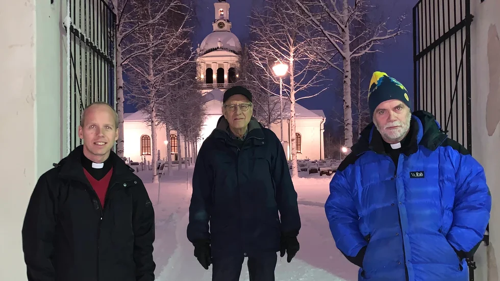 Johan Holmgren, Roland Åkerström och Arne Andersson vill se en långsiktig lösning för romerna i byn Netus. 