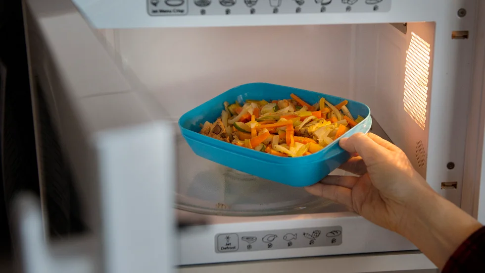 Framöver ska det levereras vacuumförpackade matlådor en gång i veckan till de som har ett beviljat biståndsbeslut, skriver Liberalernas ledamot i vård- och omsorgsnämnden.