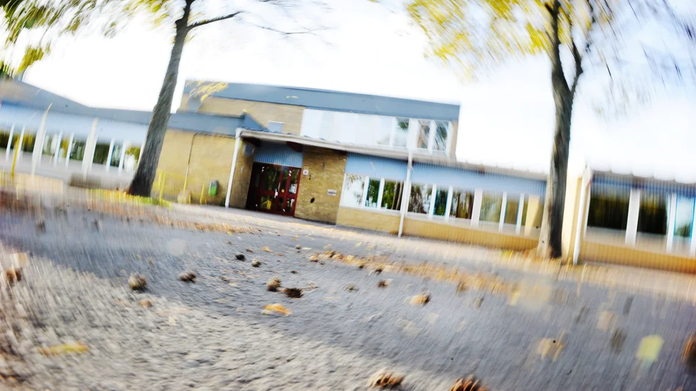 Samtliga högstadieskolor övergår till distansundervisning när vårterminen börjar. De nya rutinerna ska inledningsvis sträcka sig över två veckor. Beskedet kom bara några dagar innan terminens början. 