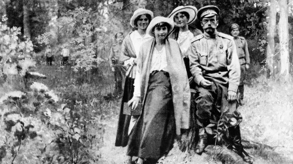 Ryssland siste tsar, Nikolaus II, ses här tillsammans med tre av sina döttrar under fångenskapen i Sibirien, några veckor innan hela familjen avrättas.