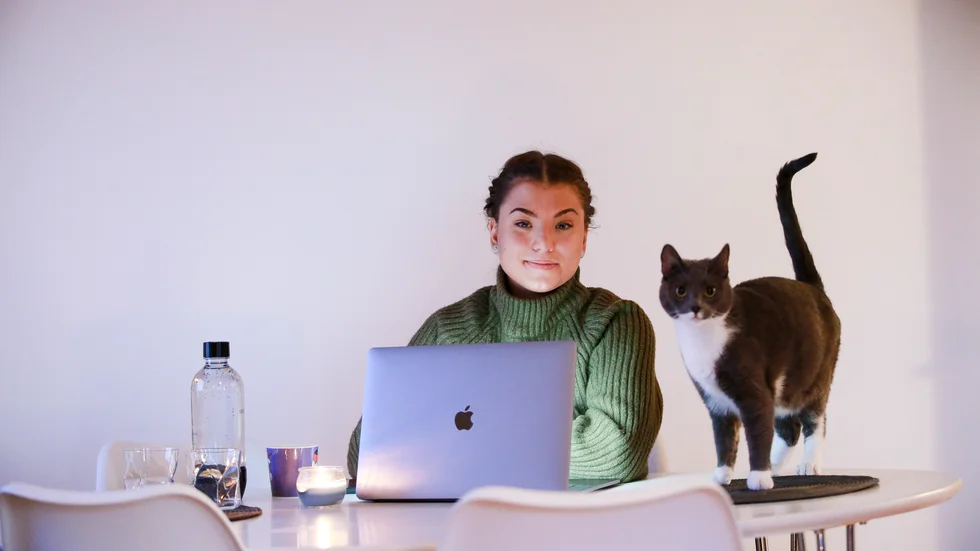 Med katten som enda sällskap pluggar Vivianne Hencz hemifrån.