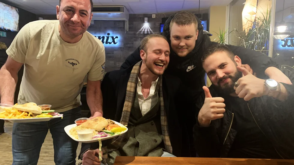 Nashwan Faransi med de hungriga kunderna Oskar-Viking Tjärnberg, Christoffer Ahlenius och Simon Scott.