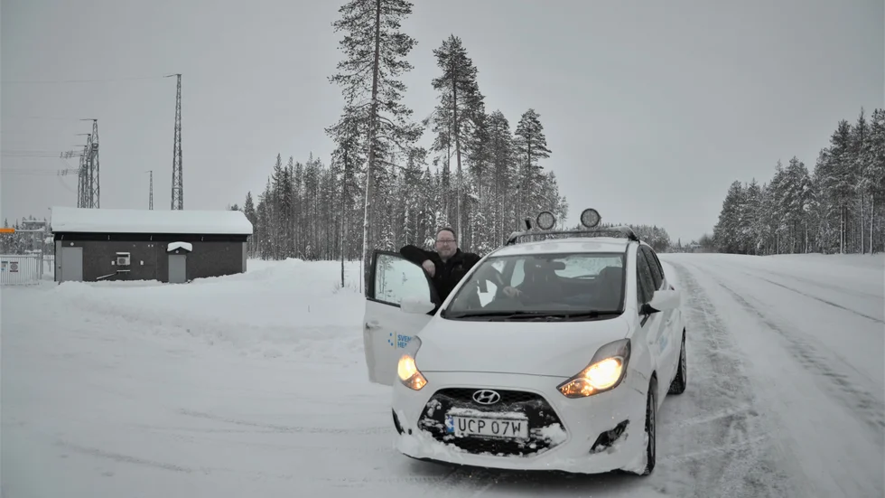 Här vid ställverket efter vägen mot Porjus strax efter avfarten mot Kvikkjokk norr om Jokkmokk stöter Sven Holmqvist ofta på älgar under morgontimmarna. "Ett farligt ställe" konstaterar han.