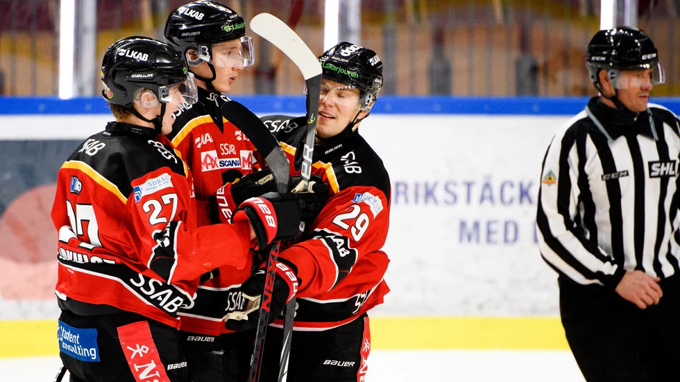 Nils Lundkvist, Carl Mattsson och Erik Gustafsson jublar efter Mattssons 1–1-mål för Luleå Hockey.
