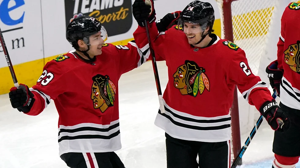 Chicagos Pius Suter, till höger, firar tillsammans med Philipp Kurashev ett av sina tre mål i 6–2-segern över Detroit.