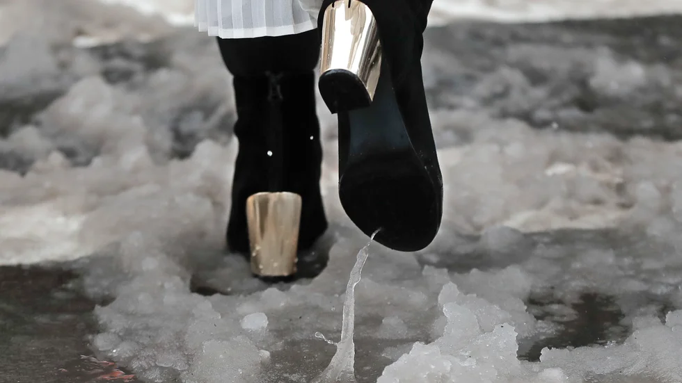 Mildare temperaturer i södra Sverige hotar det liggande snötäcket. Arkivbild