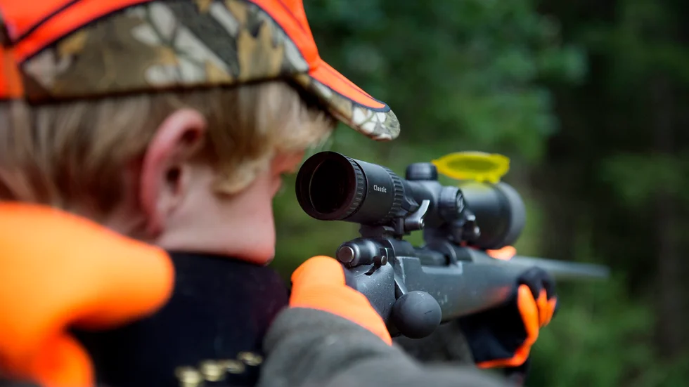 Hasse Gustafsson, distriktsordförande för Jägarnas riksförbund i Sörmland, berättar att förbundet tar avstånd från lagbrott i samband med jakt utomlands. Dock inte till själva jakten.







 


