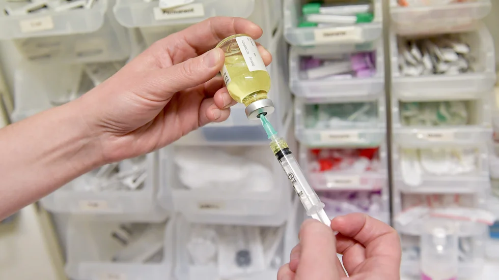 ”Har hästen feber bör man reagera och vara försiktig med kontakt med andra hästar, tills man kollat vad det är”, säger länsveterinären. Dropp och febernedsättande kan behövas. Bilden är arrangerad.