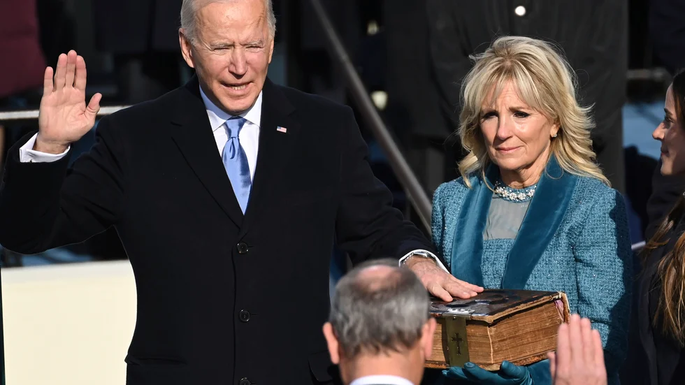 Joe Biden svär presidenteden, med sin fru Jill vid sin sida.