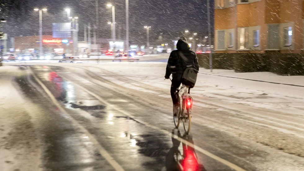Efter att sopsaltningsmasken har åkt en vända blir det barkmarksförhållande för cyklisterna.