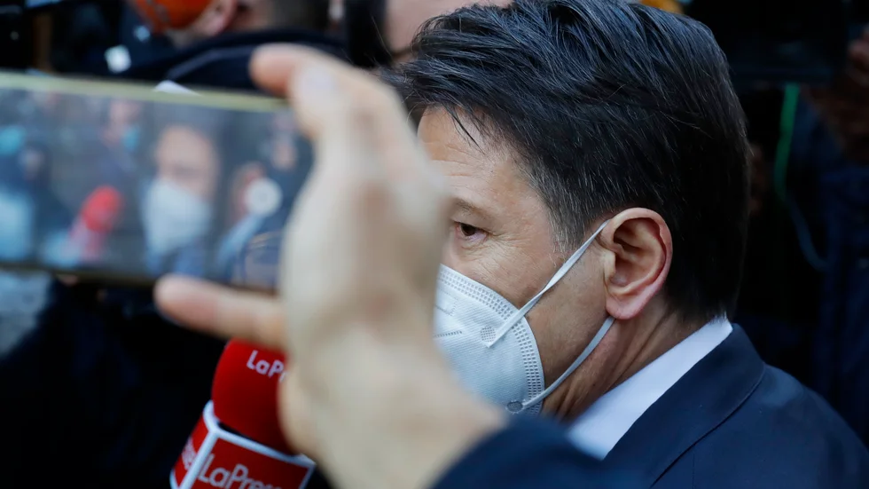 Italiens premiärminister Giuseppe Conte står inför ännu en regeringskris. Här uppvaktas han av ett medieuppbåd på väg in i regeringskansliet i Palazzo Chigi i Rom på onsdagen.