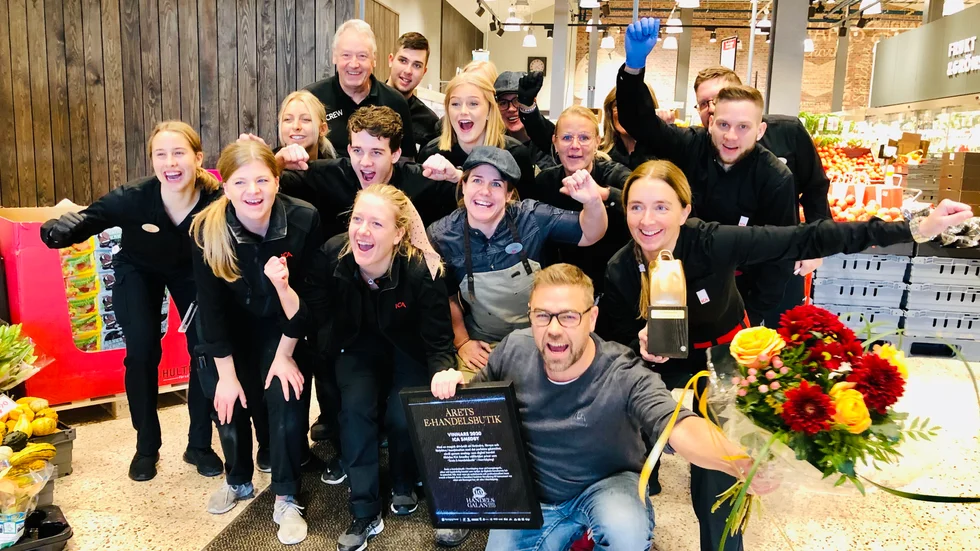 Glädje på ICA Supermarket Smedby när man tilldelades priset årets E-handelsbutik 8 november. Längst fram, med blommor och diplom, Rickard Johnsson.